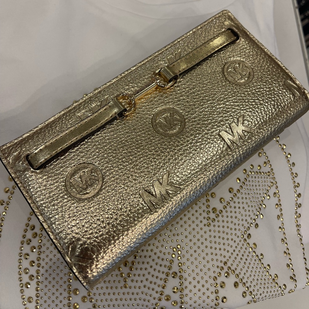 MICHAEL KORS Carson Lg Metallic Logo Debossed Snap Bifold Wallet
Pale Gold
NWT - Picture 4 of 16